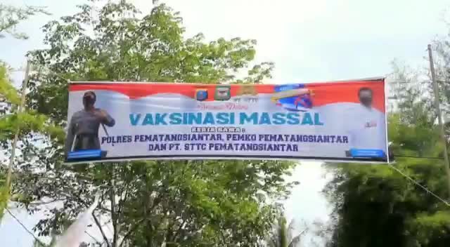 Pelaksanaan vaksinasi dosis ke II yang diselenggarakan PT Sumatra Tobacco Trading Company (PT STTC) bersama Polda Sumatera Utara (Sumut) dan Pemko Pematangsiantar bagi 2.000 warga Pematangsiantar pada Jumat (19/11/21)  berjalan tertib dan lancar.

Kegiatan vaksinasi yang digelar di Gedung Olah Raga (GOR) PT STTC Jalan Lau Cimba Kota Pematangsiantar itu dilaksanakan oleh Direktur PT STTC, Edwin Bingei Purba Siboro diwakili putranya, Alvin Bingei Purba Siboro.

Hadir dalam kegiatan tersebut, Wali Kota Pematangsiatar, H.Hefriansyah, Kapolres Pematangsiantar, AKBP Boy Sutan Binanga Siregar, Dandenpom  I/1 Siantar, Mayor CPM Binson Simbolon SH.MH, mewakili Dandim 0207/Simalungun, mewakili Danrem 022/Pantai Timu, Humas PT STTC, Erdy Wienata, dan unsur Forum Koordinasi Pimpinan Daerah (Forkopimda) Kota Pematangsiantar.

"Kita sangat mengapresiasi kegiatan ini pada PT STTC yang sudah membantu percepatan vaksinasi sesuai dengan program pemerintah," ujar Wali Kota Pematangsiantar, H.Hefriansyah kepada wartawan di sela-sela kegiatan vaksinasi di GOR milik PT STTC, Jalan Lau Cimba Kota Pematangsiantar, Jumat (19/11/21). 

"Jika target pada lansia juga tercapai, InsyaAllah, Kota Pematangsiantar akan berada di level 1 (zona hijau) untuk PPKM," tukasnya.

Pada kesempatan itu, Wali Kota juga menyampaikan apresiasinya kepada PT STTC karena telah menyediakan tempat yang nyaman dan sejuk bagi warga yang datang untuk melaksanakan vaksinasi Covid-19 dosis ke II. 

Pada kesempatan yang sama Kapolres Pematangsiantar, AKBP Boy Sutan Binanga Siregar menyampaikan apresiasinya kepada pihak PT STTC yang telah membantu pemerintah melaksanakan vaksinasi Covid-19 bagi 2.000 warga Kota Pematangsiantar.

Dia juga mengimbau masyarakat yang sudah divaksin untuk tetap mematuhi protokol kesehatan dalam aktivitasnya setiap hari, terutama menjelang Natal pada Desember 2021 ini dan Tahun Baru pada Januari 2022, agar tidak terjadi lagi lonjakan kasus Covid-19 seperti yang lalu-lalu. 

Pernyataan senada disampaikan Direktur PT STTC, Alvin Bingei Purba Siboro, agar masyarakat tetap menjalankan protokol kesehatan sebagaimana imbauan pemerintah.