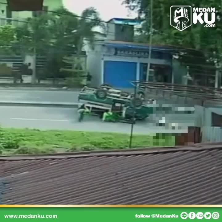 Viral video Kecelakaan tunggal angkutan umum (angkot) dijalan Yos Sudarso  Kilometer 18,3 Kecamatan Medan Labuhan Kota Medan, Rabu (8/12/2021).
.
Video : istimewa / febriyanti
.