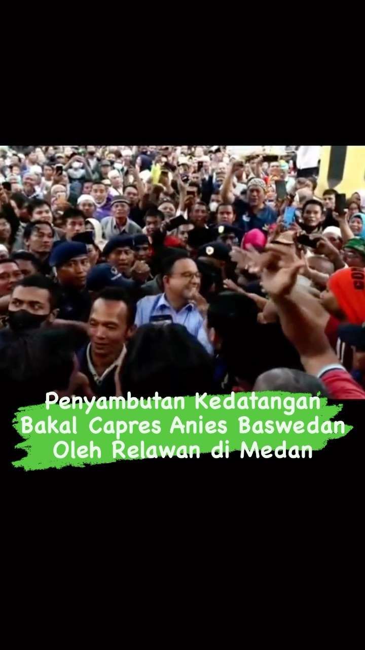Relawan dari berbagai daerah menyambut kedatangan bakal calon presiden Anies Baswedan dalam silaturahmi kebangsaan di Istana Maimun Medan, Sumatera Utara, Jumat (04/11). Penyambutan cukup heboh