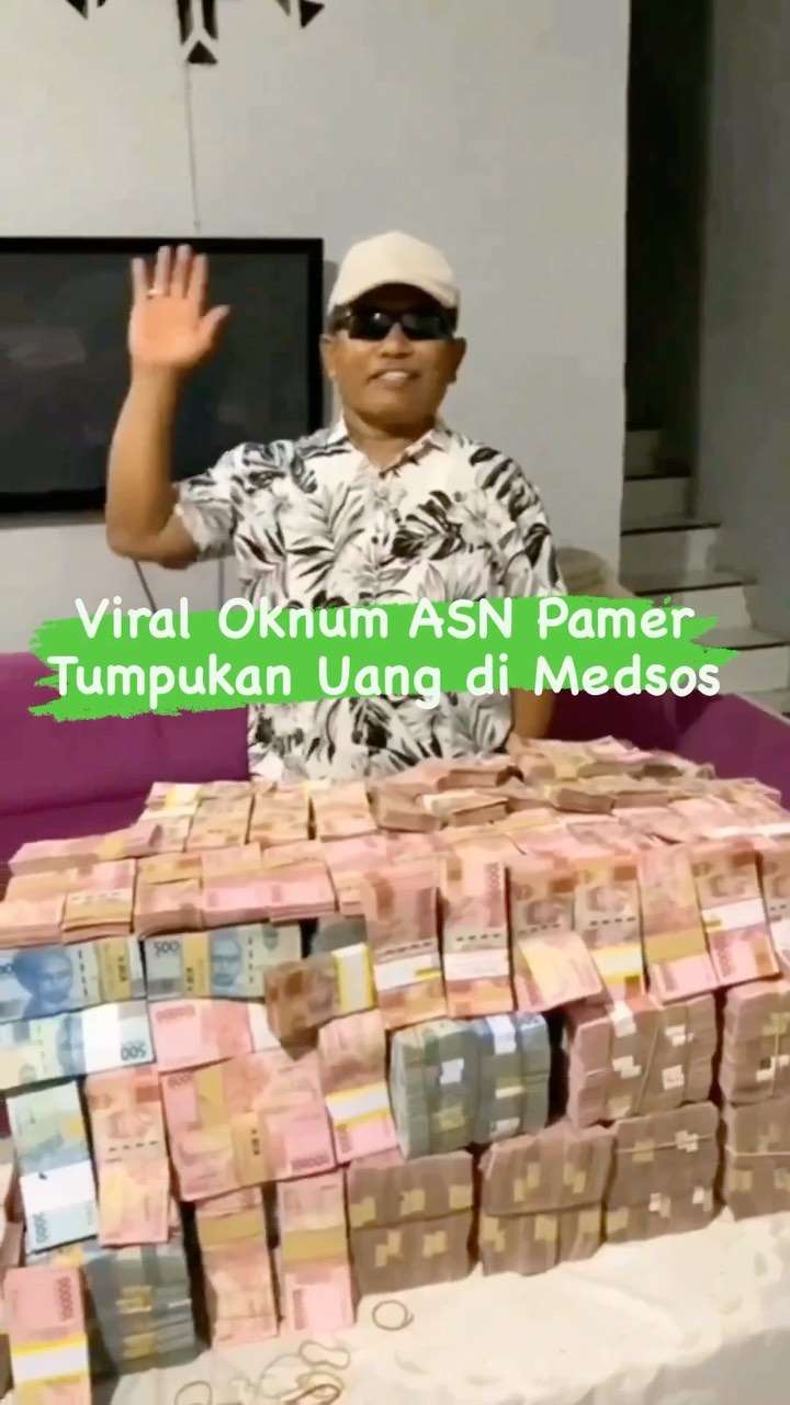 Viral Oknum ASN Pamer Tumpukan Uang di Medsos

Aksinya viral lantaran memamerkan puluhan tumpukan uang, pecahan 100 dan 50 ribuan di media sosial Tiktok. Dengan gaya nyentrik mengenakan topi dan kacamata hitam.