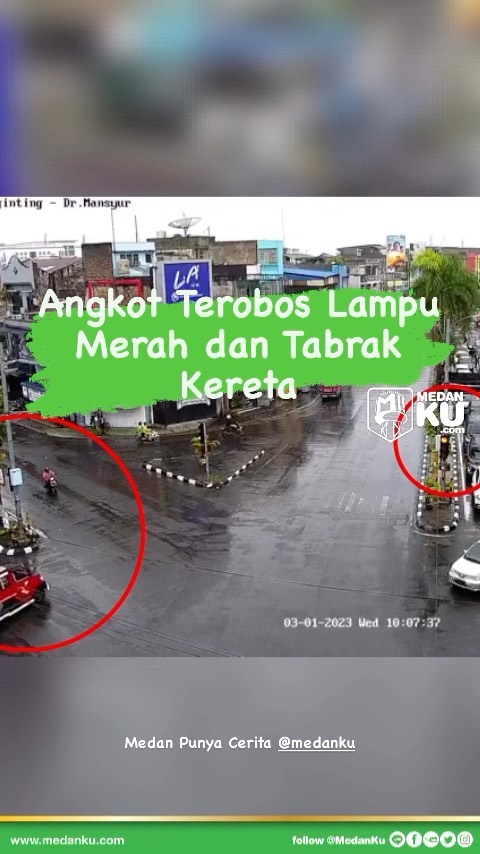 Terobos Lampu Merah dan Seruduk Pemotor, Sopir Angkot Ini Dimarahi Bobby Nasution! 

Satu unit angkot nomor trayek 103 tertangkap CCTV menerobos lampu merah di persimpangan Kampus USU Rabu (1/3/2023) pagi. Bahkan angkot tersebut menyeruduk pemotor yang melintas hingga terjatuh.

Hal itu terlihat dari rekaman CCTV milik Dishub yang terpasang di lampu merah persimpangan tersebut. 

Tak lama setelah peristiwa itu, rombongan Wali Kota Medan Muhammad Bobby Afif Nasution tampak melintas untuk menuju kantor kota guna melaksanakan tugasnya. 

Dan Bobby melihat langsung peristiwa itu terjadi hingga sontak langsung turun dari mobilnya untuk melihat korban tertabrak angkot tersebut. 

Bahkan Bobby tampak menegur sopir angkot tersebut dan memintanya berhenti untuk bertanggung jawab dan dinasehati.

Tompul, warga yang melihat langsung peristiwa itu membenarkan kejadian tersebut. 

"Gawat kali angkot di daerah sini memang sering terobos lampu merah bang, padahal simpang ini rame. Pas pulak kejadian lewat Pak Bobby, langsung turun dia dimarahinya sopir angkot itu. Pak Bobby juga tadi nengok korban yang ditabrak sama angkot itu," kata Tompul kepada wartawan. 
.

◇ Selalu pantau STORY dan FOLLOW @medanku utk info kejadian/kecelakaan/lalulintas terkini yang blm tentu di post ke feed dan utk bisa ikut komentar. 

♡ Silakan share (cerita/info lalulintas) ke story mention @medantalk dan juga @medantalkviral @medanku @medantalkid utk admin seleksi dan repost. Ingat tulis lokasi & kapan kejadian, keterangan kejadian dgn jelas dan lengkap di story agar mudah di mengerti saat repost.  Pastikan juga akun anda tidak dikunci agar kami bisa lihat dan repost. Terima kasih