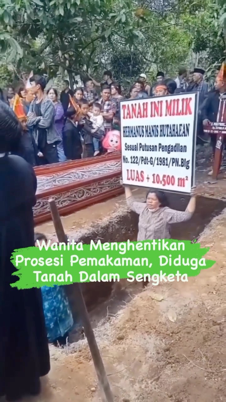 Viral seorang wanita menghentikan prosesi pemakaman diduga lokasi tanah masih dalam sengketa.

Terlihat dalam rekaman video yang viral, wanita tersebut melarang pemakaman salah satu warga yang juga mengaku sebagai pemilik tanah.

Kejadian ini terjadi di Kecamatan Laguboti, Kabupaten Toba.