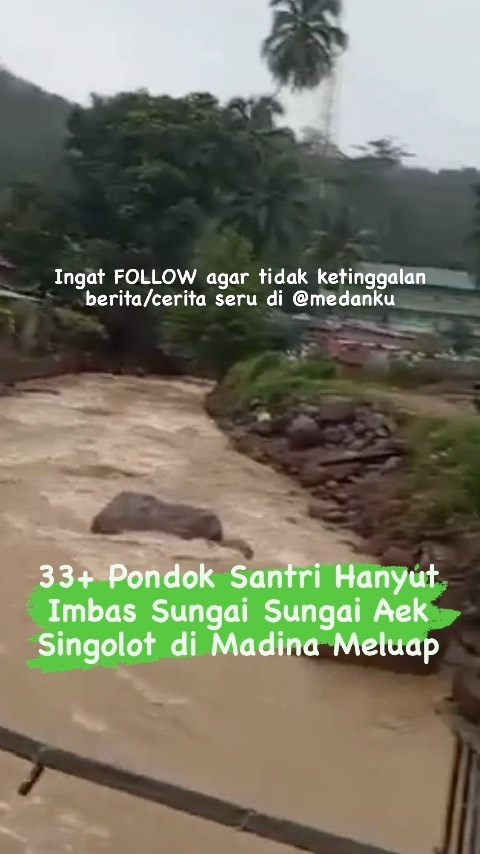 Lebih dari 33 Pondok Santri Ponpoes Mustafawiyah Hanyut Imbas Sungai Sungai Aek Singolot di Madina Meluap

Sungai Aek Singolot di Kabupaten Mandailing Natal (Madina), Sumatera Utara (Sumut), meluap. Akibatnya, sebanyak 33 lebih pondok santri Mustafawiyah hanyut terbawa arus dan satu orang santri terluka.

Peristiwa itu terjadi pada Rabu (20/12) sekitar pukul 20.30 WIB di Desa Purba Baru, Kecamatan Lembah Sorik Marapi. Hujan deras mengguyur lokasi sejak sore hari.

“Betul, (36 pondok) terbawa arus,” kata Kepala Badan Penanggulangan Bencana Daerah (BPBD) Madina Mukhsin Nasution saat dikonfirmasi, Kamis (21/12/2023).

Mukhsin mengatakan ada satu santri yang kebetulan berada di pondok sempat terbawa arus. Santri itu bisa menyelamatkan diri lalu dibawa ke RSUD Panyabungan.

“Dia (santri) hanya luka-luka saja. Itu langsung kita bawa ke rumah sakit malam itu juga. Dia di pondok, pondok terbawa arus, dia menyelamatkan diri,” ujarnya.

Usai peristiwa itu, santri yang tinggal di pondok sekitar sungai dievakuasi ke beberapa tempat. Selain puluhan pondok santri itu, dua rumah warga di Desa Purba Baru itu juga mengalami kerusakan dan terbawa arus sungai.

“Sudah dievakuasi, sebagian ke sekolah, musala, masjid,” sebut Mukhsin.